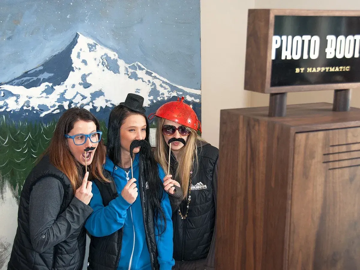 12 Idées de Photobooth pour Mariage qui Séduisent les Invités