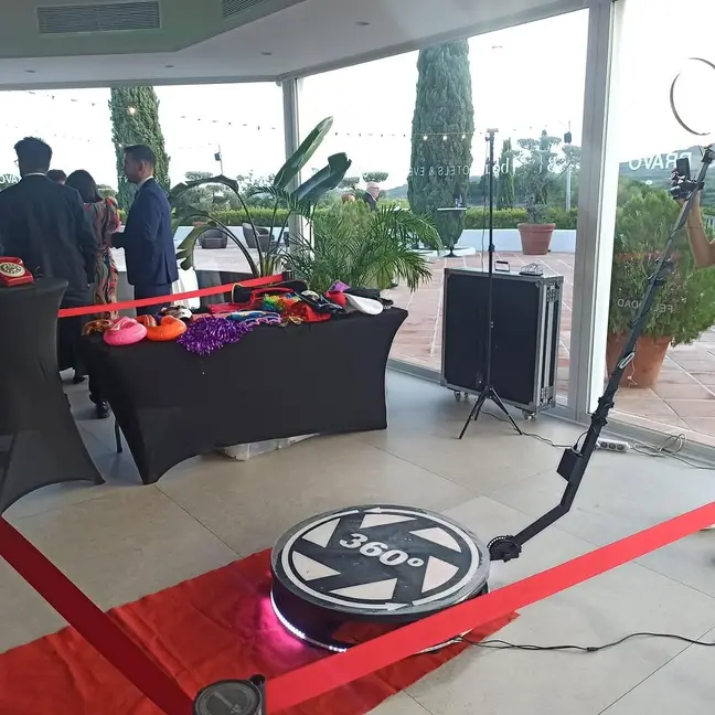 Plateforme 360 rotative installée sur un tapis rouge lors d'un mariage, avec table d'accessoires et flycase de transport