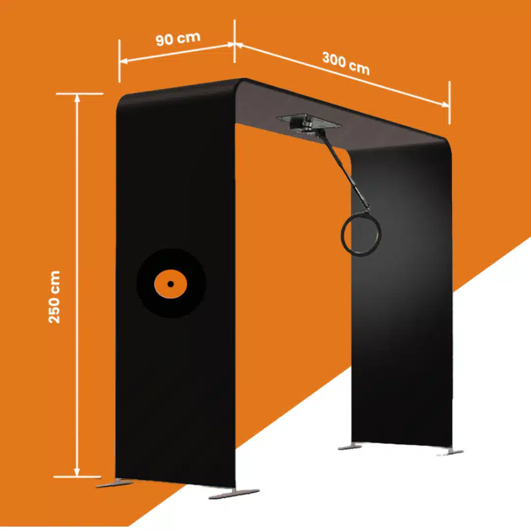 Dimensions du Photomaton Aérien 360 : 300 cm de large, 250 cm de haut et 90 cm de profondeur, avec bras motorisé et anneau lumineux suspendu