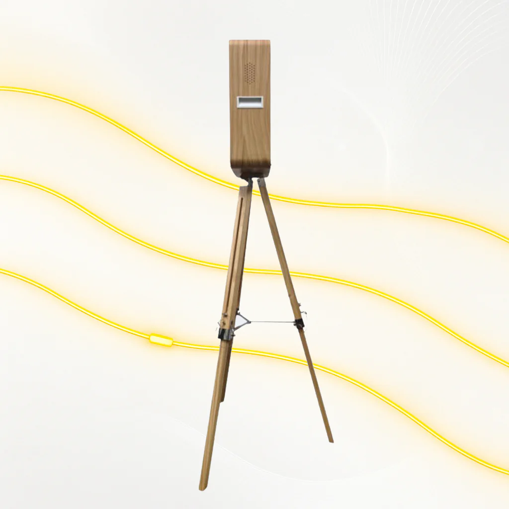 Détail du Photobooth Vintage Premium : colonne en bois avec fente d'impression sur trépied en bois pliable